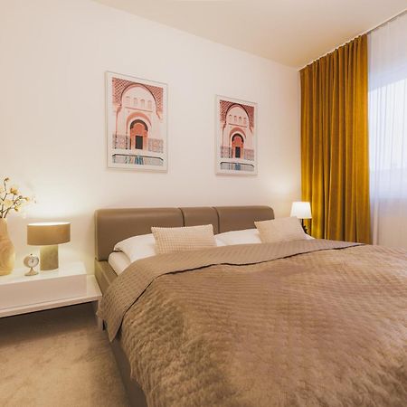 Rose Luxury Apartment & 24H Self Check-In With Private Parking Besztercebánya Kültér fotó