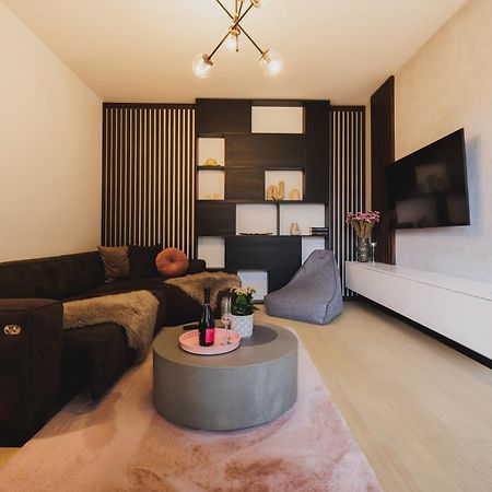 Rose Luxury Apartment & 24H Self Check-In With Private Parking Besztercebánya Kültér fotó