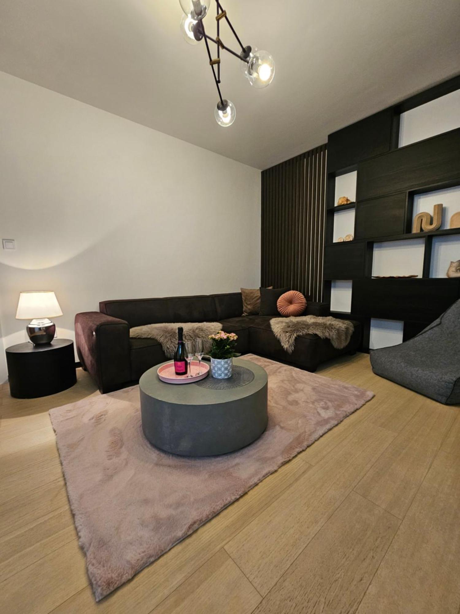 Rose Luxury Apartment & 24H Self Check-In With Private Parking Besztercebánya Kültér fotó