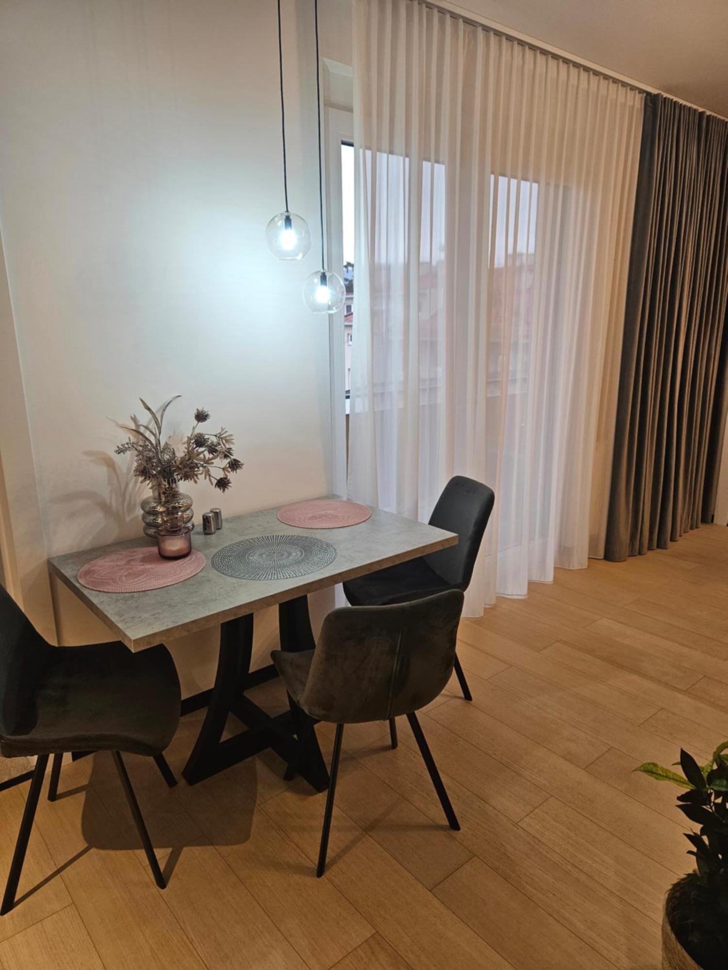 Rose Luxury Apartment & 24H Self Check-In With Private Parking Besztercebánya Kültér fotó