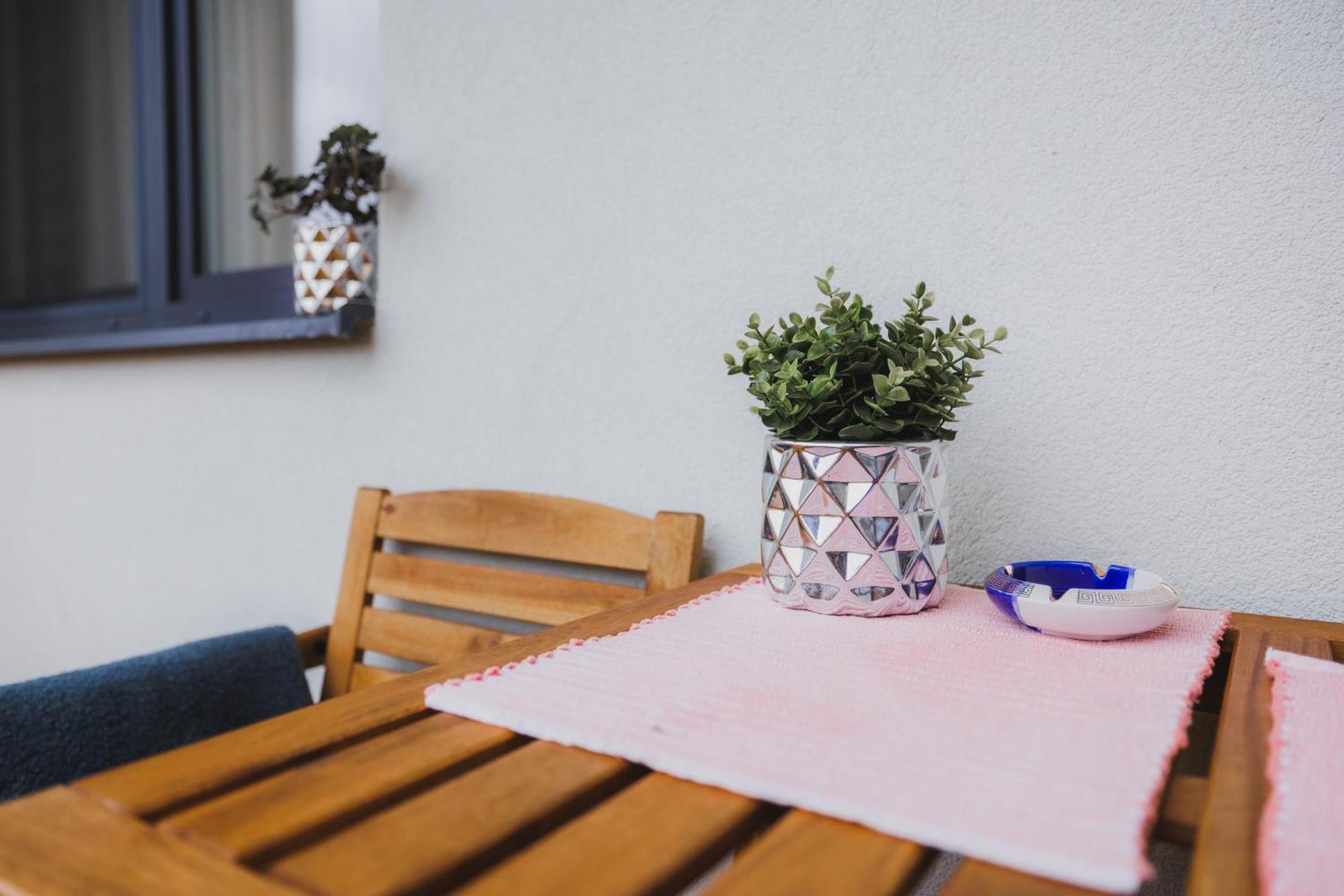 Rose Luxury Apartment & 24H Self Check-In With Private Parking Besztercebánya Kültér fotó